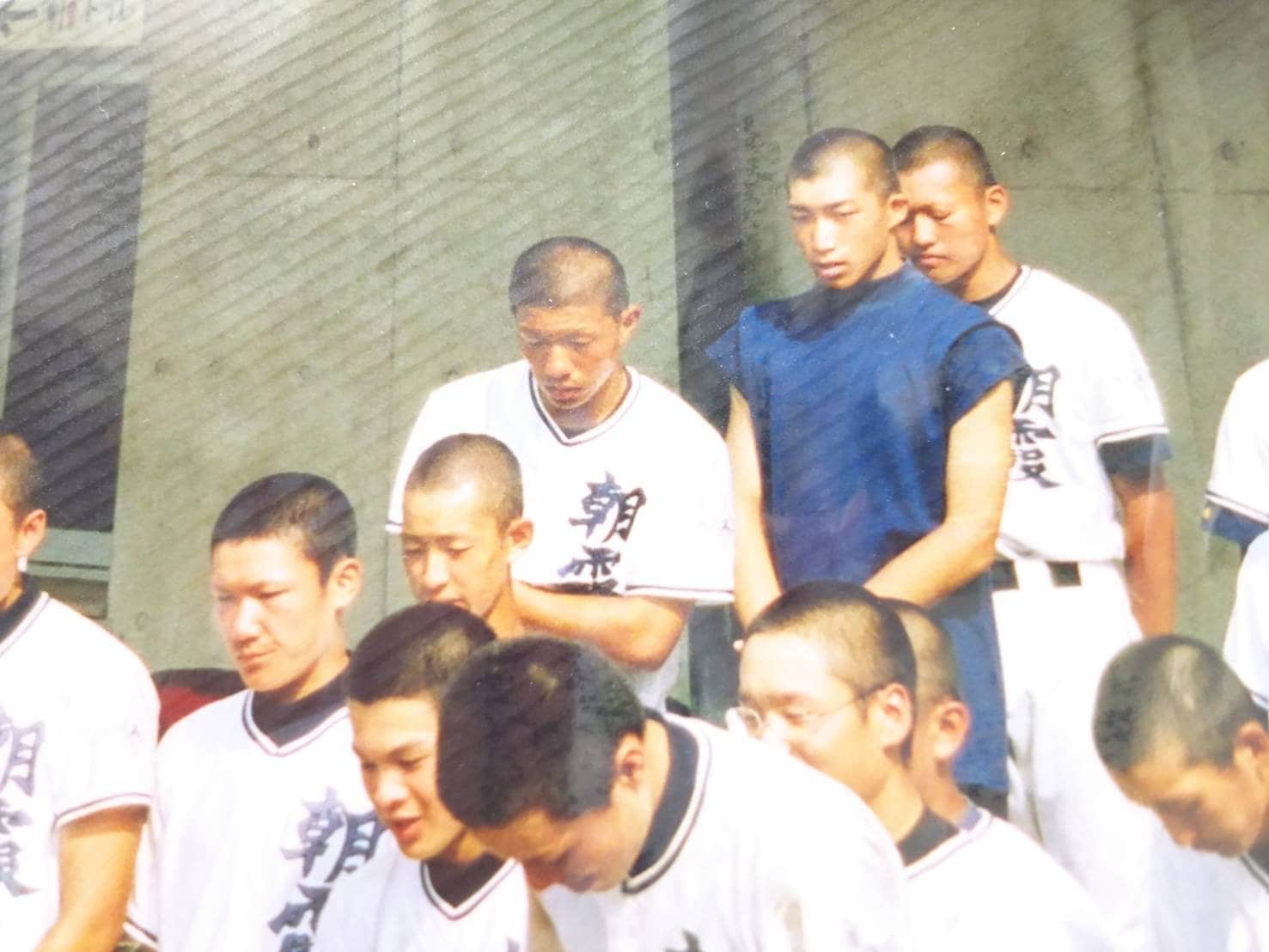 ひとりだけアンダーシャツ姿の高校時代のライパチ（本人提供）