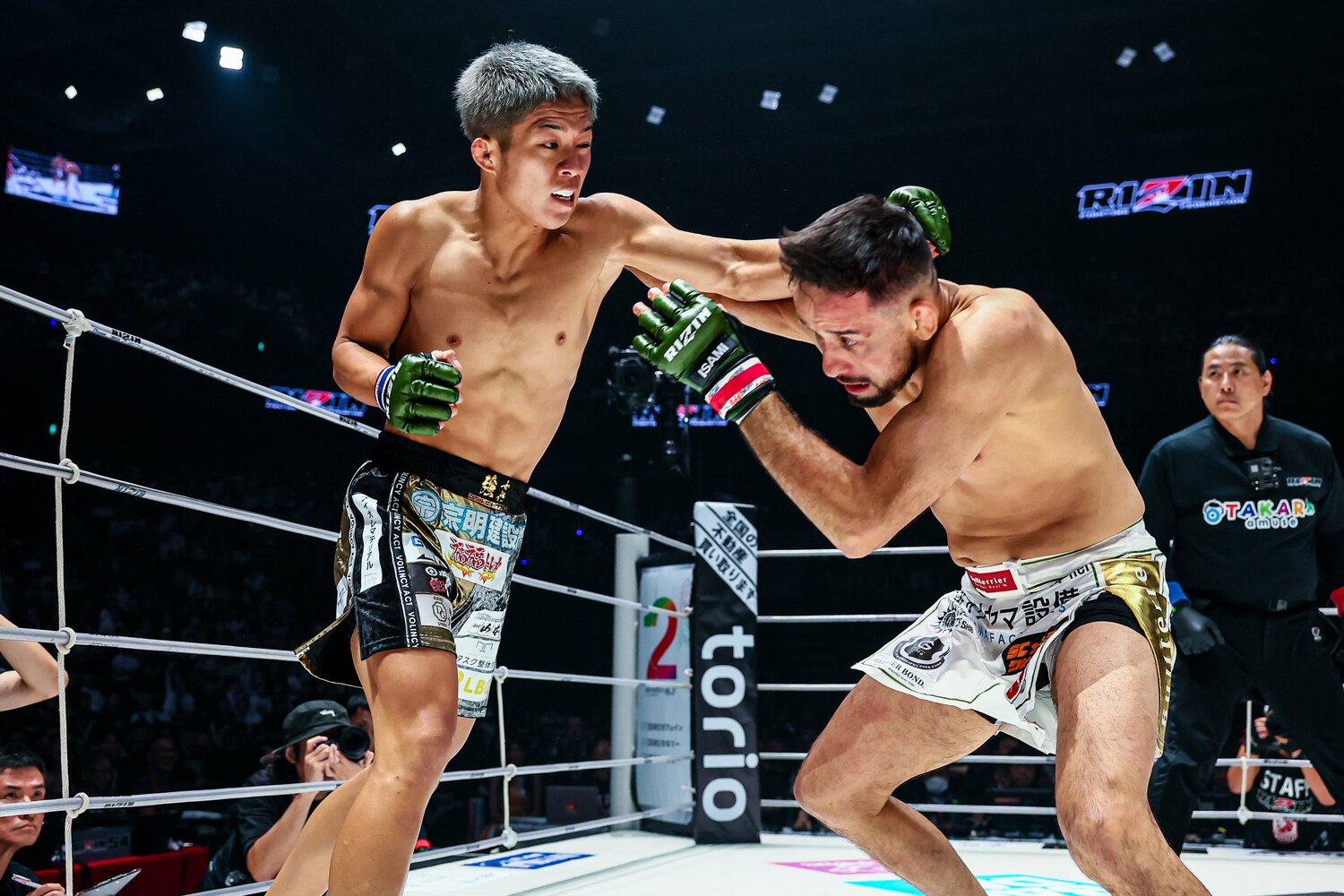 打撃を繰り出す秋元と、タックルを狙うクレベル ©RIZIN FF Susumu Nagao