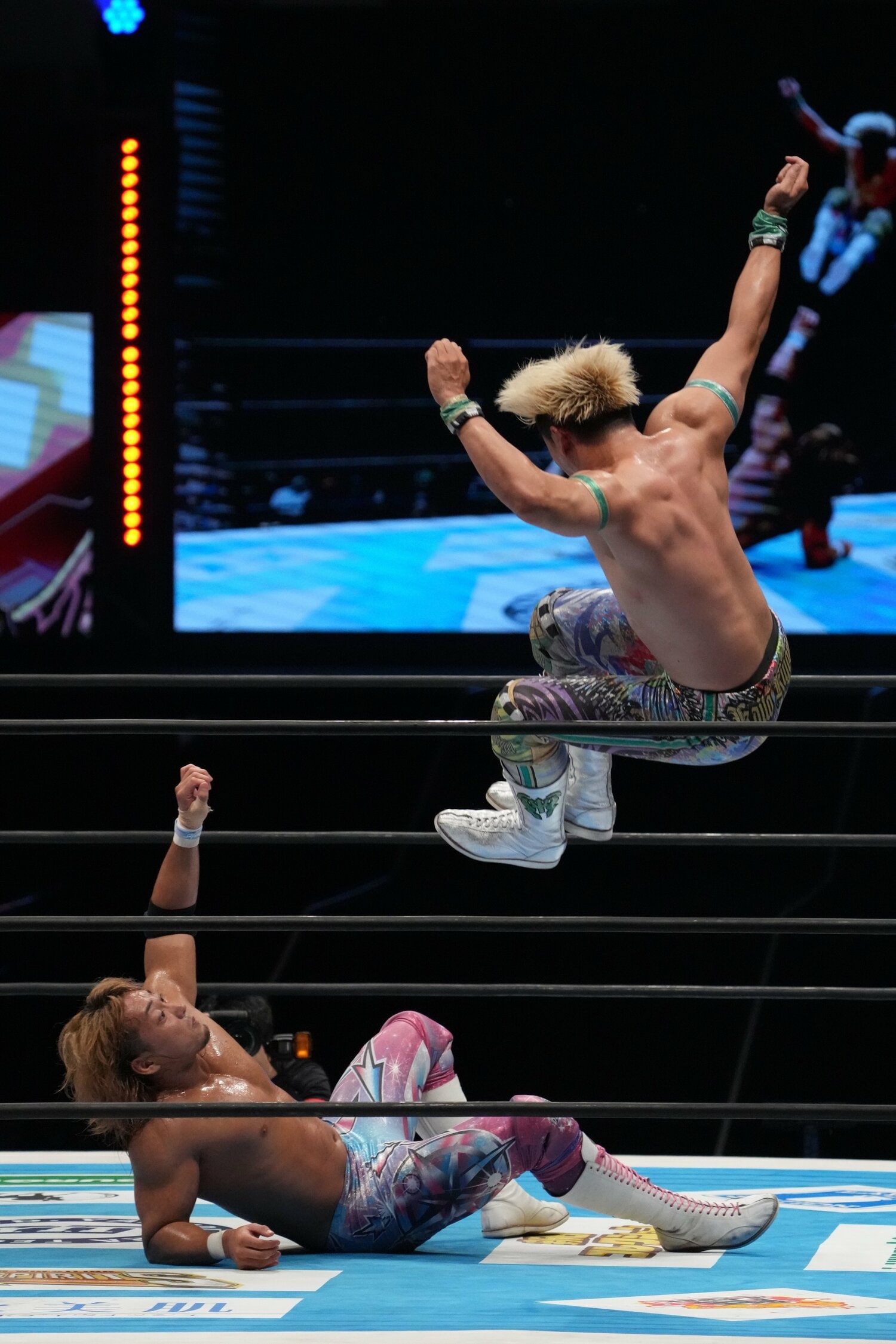 膝を狙ったミサイルキック。清宮海斗は徹底して海野翔太の足を攻めた