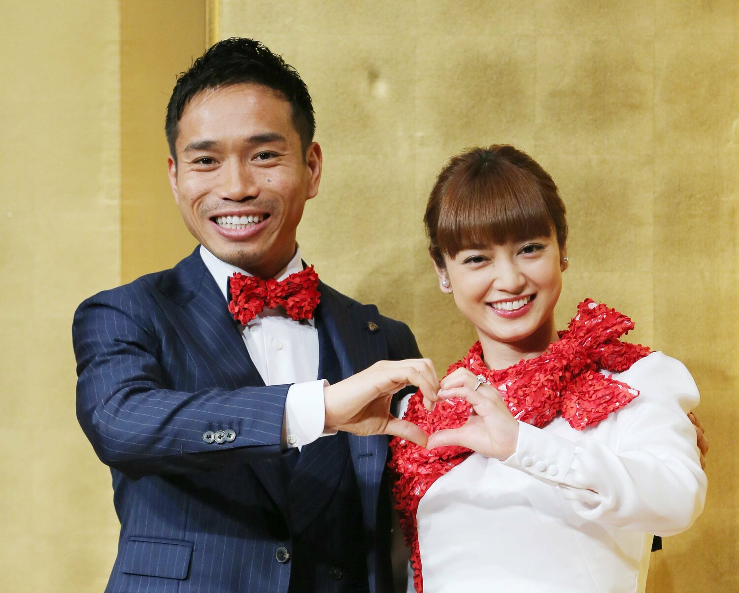 2016年12月24日、婚約発表会見を行うサッカー・長友佑都（当時インテル・ミラノ）と平愛梨さん　©JIJI PRESS　