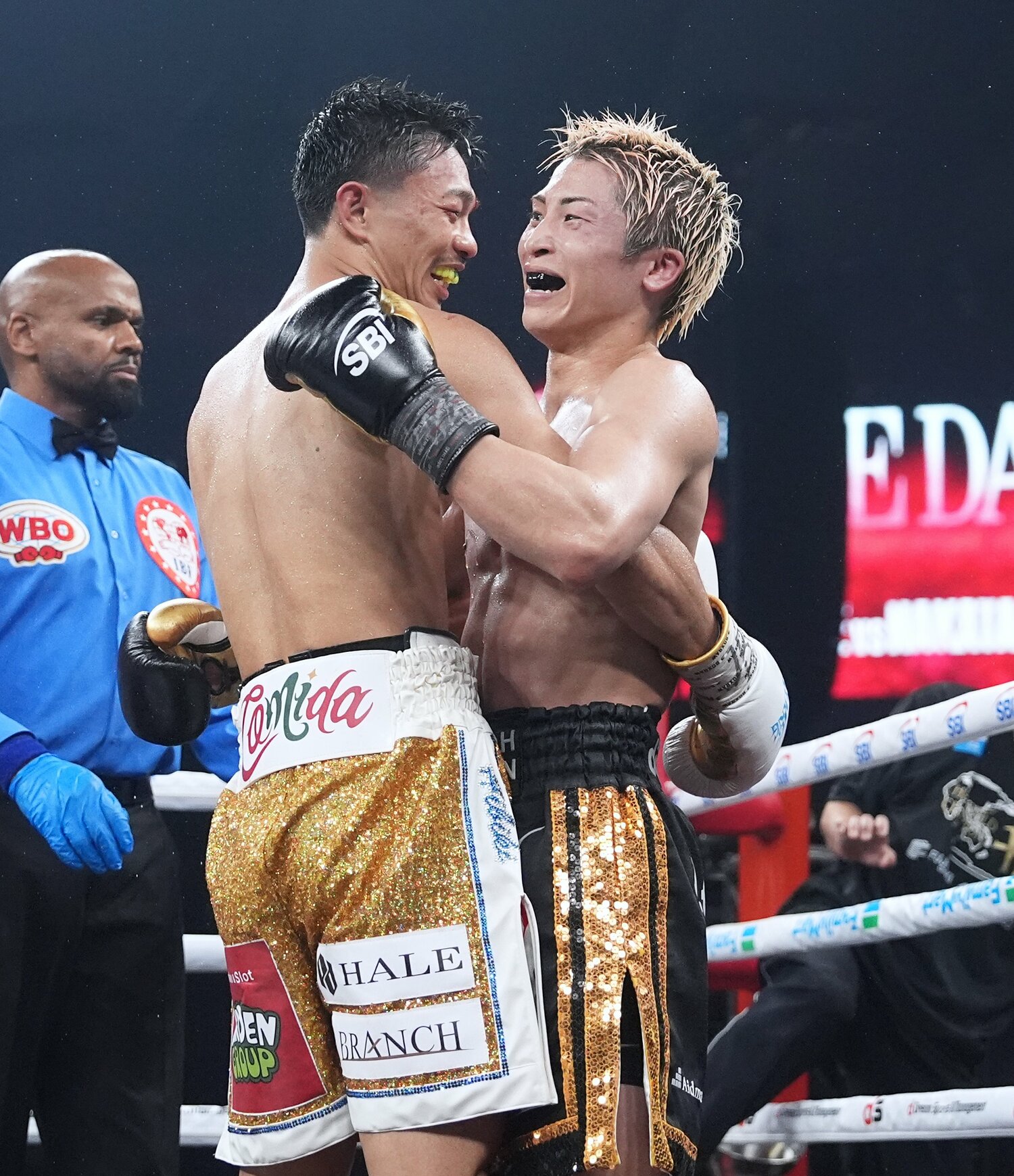 試合後に笑顔で抱き合う2人　©Hiroaki Finito Yamaguchi