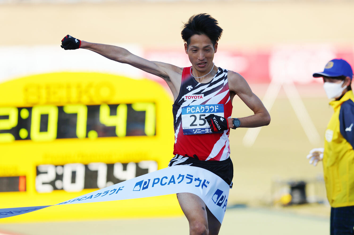 マラソンの西山雄介（トヨタ自動車）が大会新記録の2時間7分47秒で別府大分マラソン優勝　©AFLO