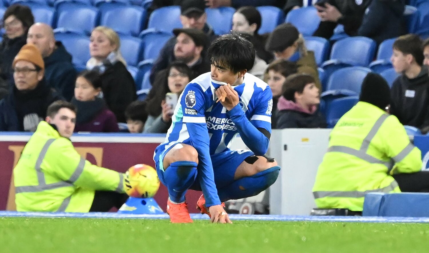 1月31日エバートン戦。終了間際に同点に追いつかれたブライトン。試合終了後、三笘はピッチに座り込んだ　©AFLO