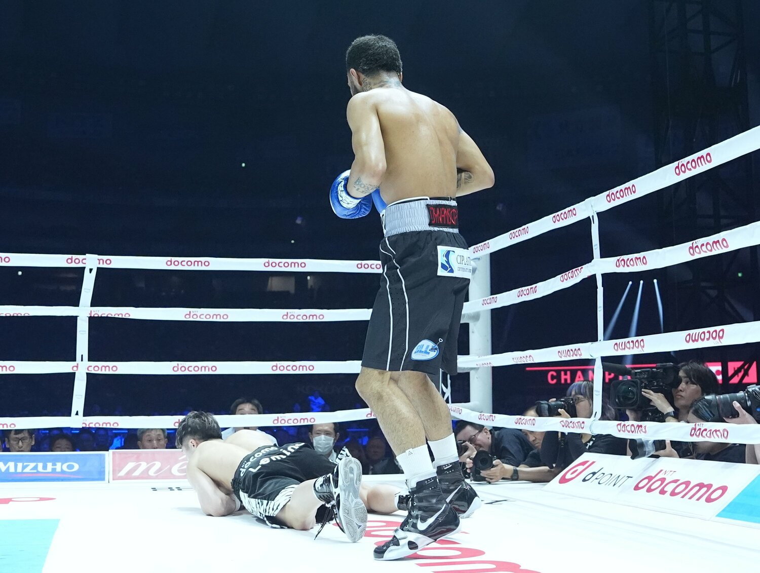 初回、井上尚弥はネリの左フックでキャリア初ダウンを奪われた ©Naoki Fukuda