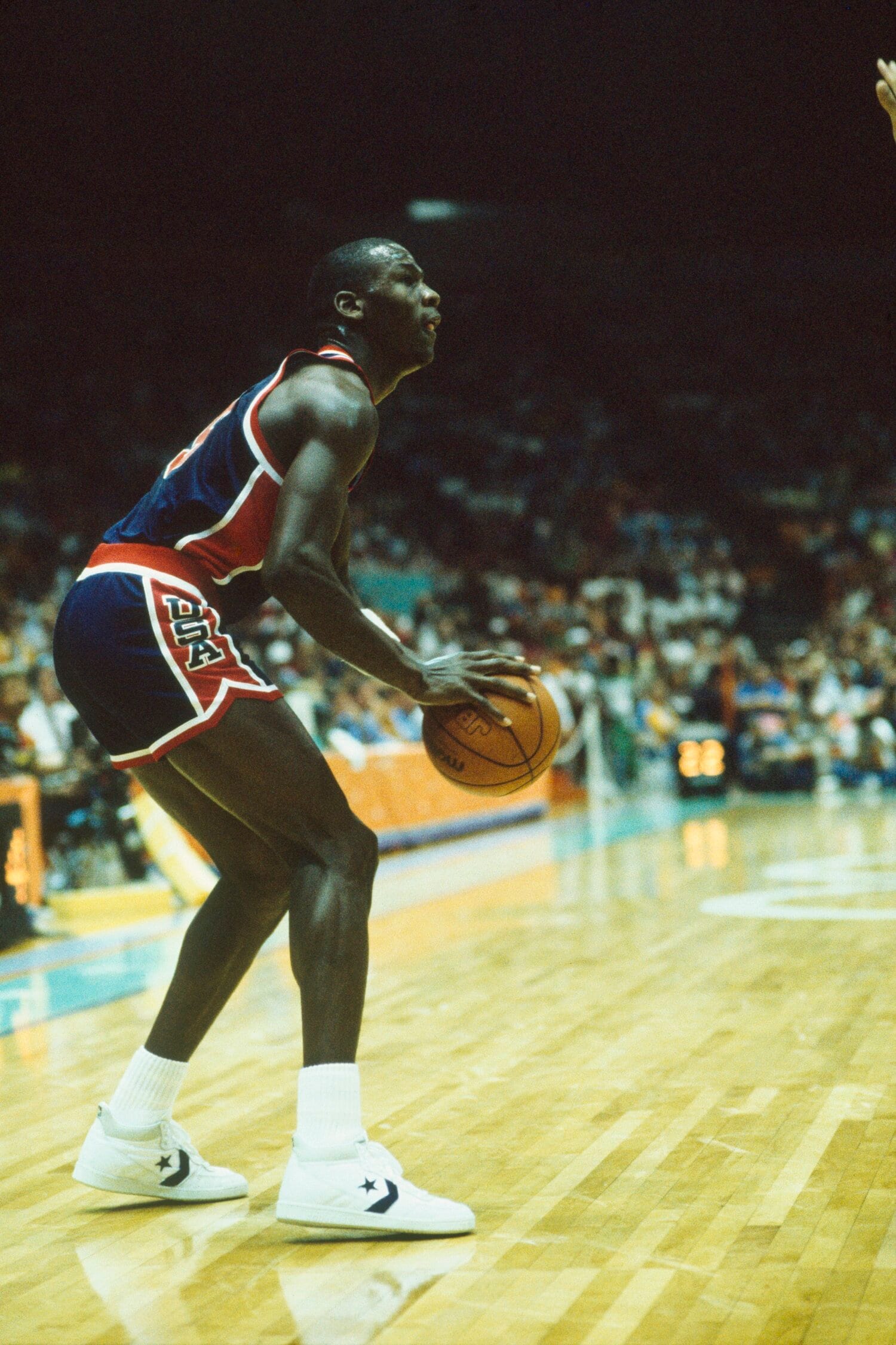 1984年のロサンゼルス五輪。ノースカロライナ大学3年だったジョーダンは金メダルを獲得。やはりコンバースのシューズを履いている　©Getty Images