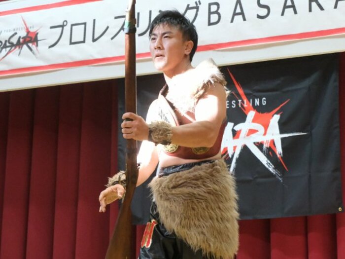 自給自足を求め群馬へ、“マタギレスラー”驚きの人生…FUMAは“模造ライフル”構えリングへ「移住先でプロレスをやるなんて（笑）」＜Number Web＞ photograph by Norihiro Hashimoto