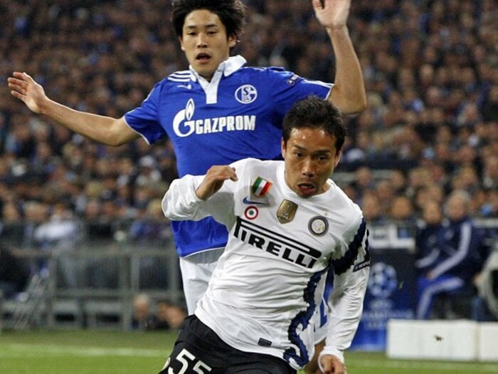 長友と内田のCL対決で見えてきた、これからの海外移籍と育成の方程式。<Number Web> photograph by NIKKAN SPORTS/AFLO