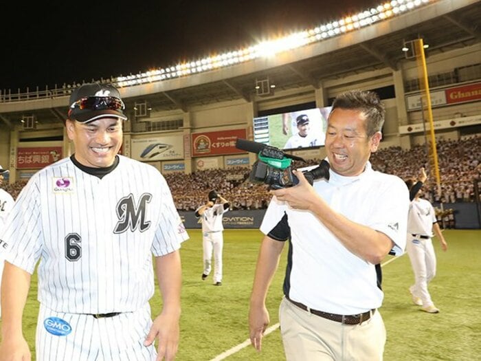 マリーンズの広報にカジワラあり。謎の魚、“We Are”をあやつる鬼才。＜Number Web＞ photograph by Hidenobu Murase