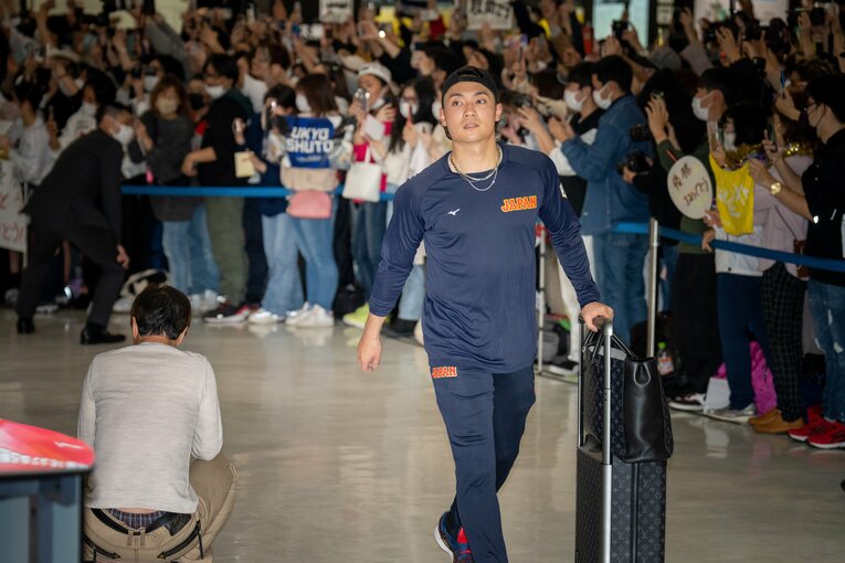 帰国時の伊藤　©Shiro Miyake