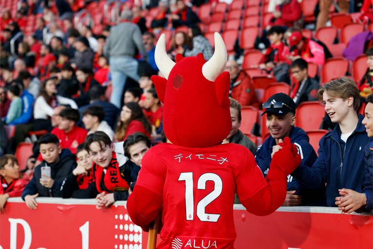 マジョルカのマスコット、ディオニモの背中も……　©Daisuke Nakashima