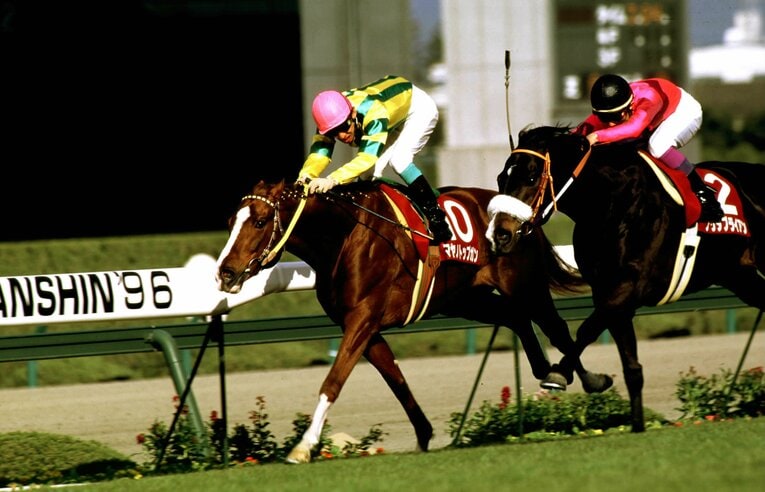 1996年の阪神大賞典。武豊が騎乗するナリタブライアンと世紀のマッチレースを演じた　©BUNGEISHUNJU