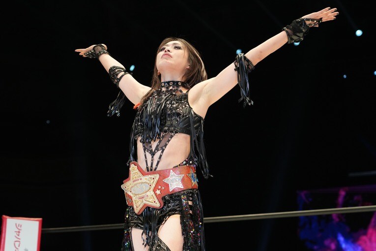 赤いベルトを巻く上谷沙弥　©Essei Hara