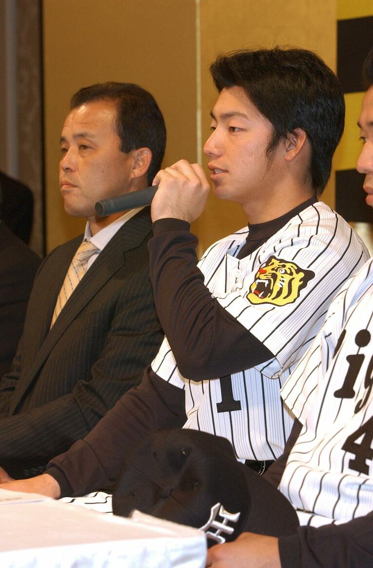同じ内野手、早稲田大学卒の鳥谷敬も見事獲得。その後、長きにわたって阪神のショートとして活躍した　©JIJI PRESS