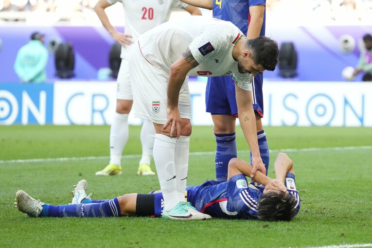 競り合いで倒れてプレーを中断　©Masashi Hara