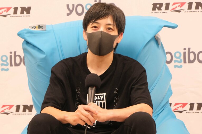 会見での浜崎と藤野　©RIZIN FF