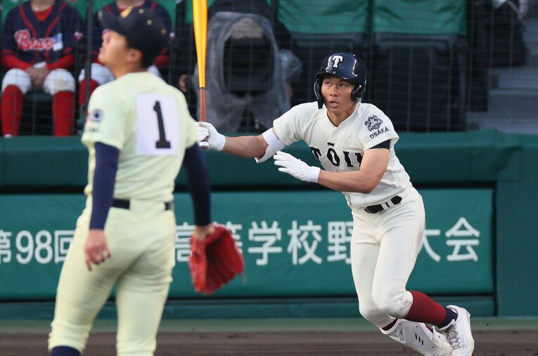 優勝した大阪桐蔭でDHを担った谷渕瑛仁。準々決勝の英明（香川）戦では本塁打を含む3安打と爆発 ／ photograph by JIJI PRESS