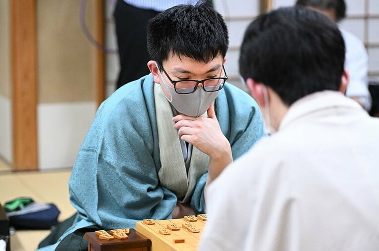 激闘となった2023年の王座戦、藤井−永瀬。そこから1年、挑戦者となった32歳はどんな歩みだったのか ／ photograph by Keiji Ishikawa