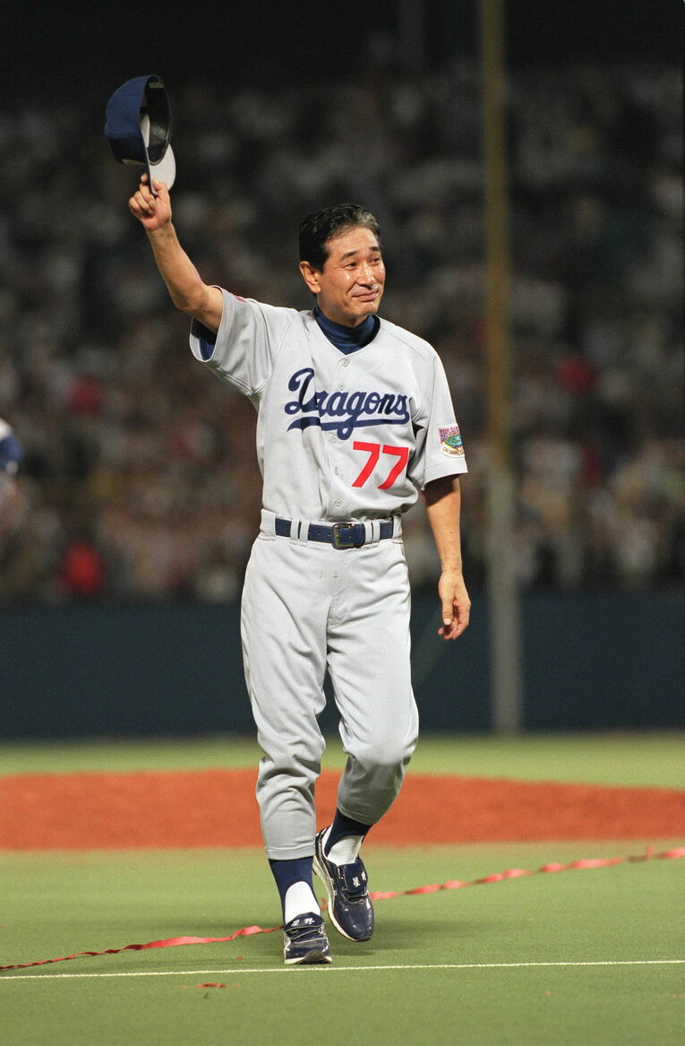 優勝を決め、神宮球場のドラゴンズファンの歓声に応える　©JIJI PRESS