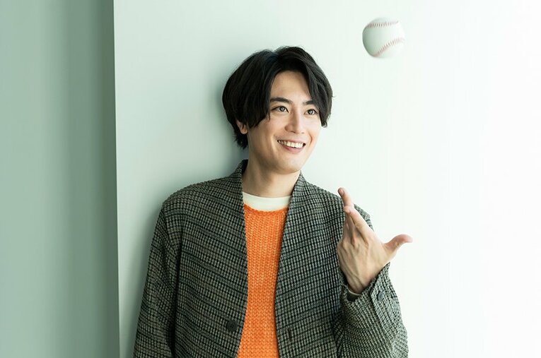 ドラマ『奇跡のバックホーム』で主人公の横田慎太郎を演じる間宮祥太朗さん（28）。試合も欠かさずチェックする“大の阪神ファン”である ／ photograph by Miki Fukano