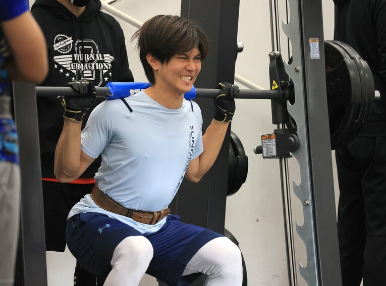 自主トレでウエイトトレーニングに励む藤原　©︎Sankei Shimbun