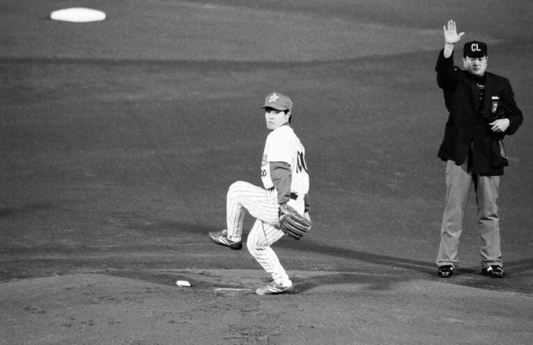 1998年、横浜スタジアムで始球式を務めた清水宏保1　©Keiji Ishikawa