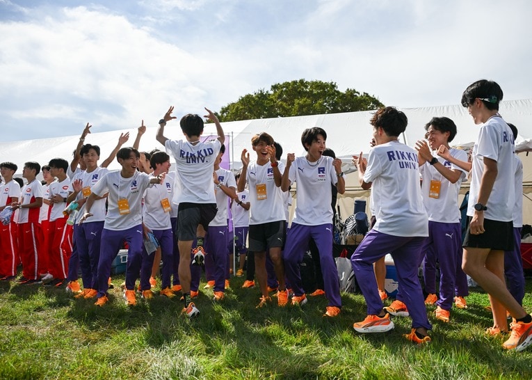 トップ通過に喜ぶ立教大学チーム　©Nanae Suzuki