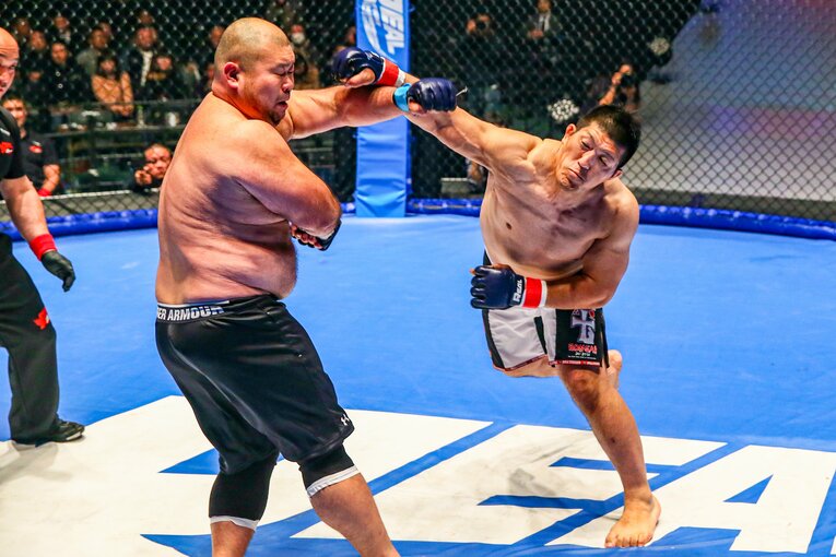 2014年12月、関根はケージで行われた『REAL01』に出場。河野隆太からTKO勝ちを収めた　©Susumu Nagao