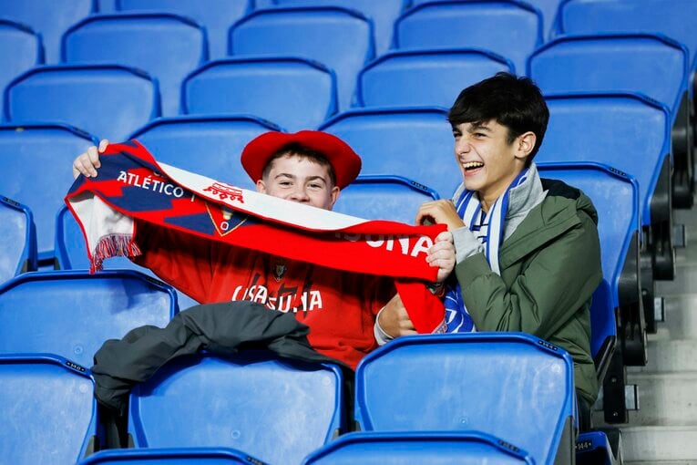 友達同士、違ったユニホームで観戦する　©Daisuke Nakashima