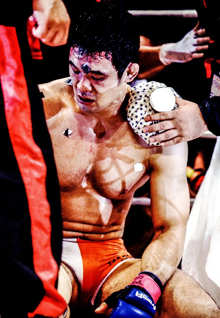 マットに叩きつけられて左肩を脱臼した桜庭は無念のドクターストップとなった