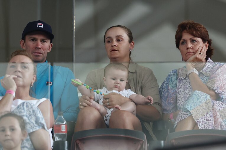 子どもを抱き、オーストラリアのテニス大会を観戦するバーティ（中央）　©Getty Images