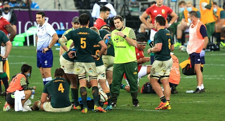 ウォーター・ボーイとしてピッチに立つラシー・エラスムス前監督　©︎Getty Images