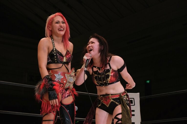 試合後は笑顔を見せた両者。すずがジュリアとのタッグ結成を断った理由は...