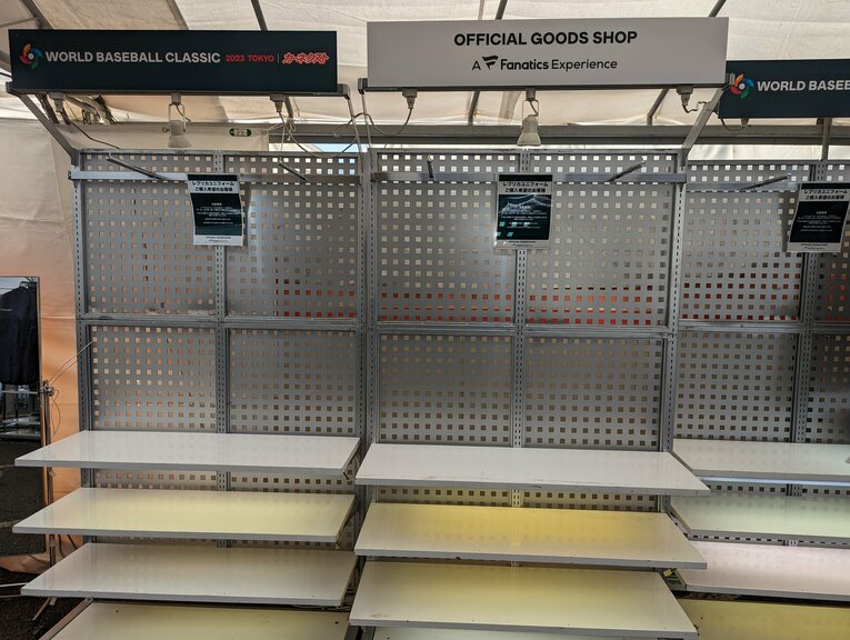 筆者がショップに入店できた時には既にユニフォームは全て完売していた　©Aki