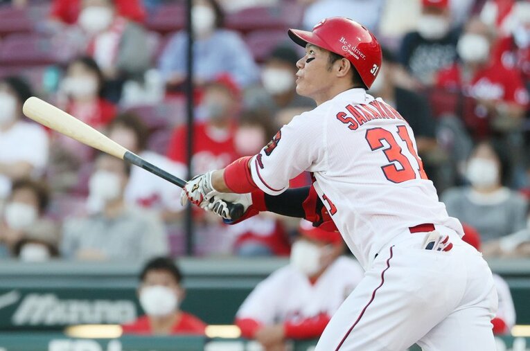 急な三塁コンバートにも関わらず、小窪コーチとの取り組みが奏功し、今季も打撃好調の坂倉 ／ photograph by JIJI PHOTO