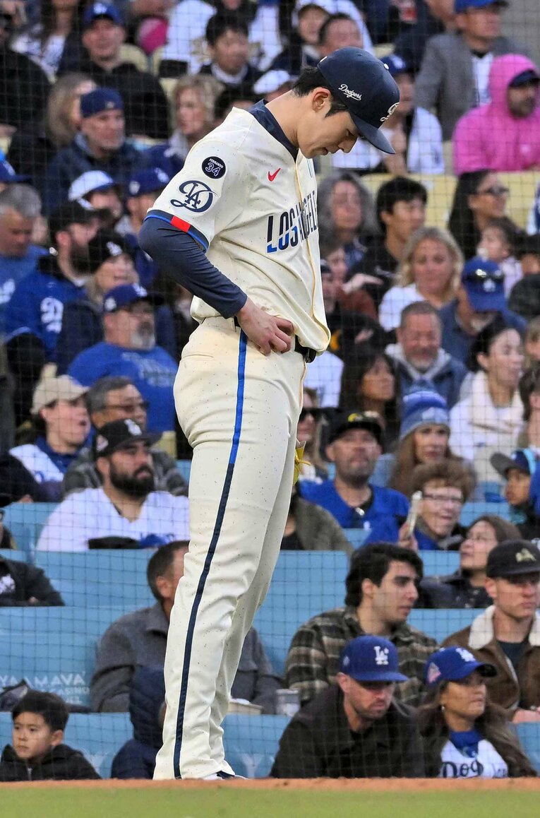 制御できないスプリットでカウントを悪くし、ストライクを取りに行った球を痛打される場面も　©JIJI PRESS