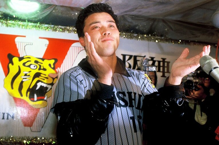 1985年、阪神優勝時の岡田彰布。幼少期から現在に至るまでの岡田を知る人物が、その素顔を明かした ／ photograph by Makoto Kenmizaki