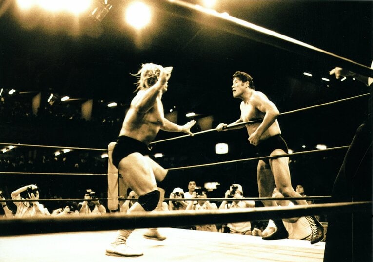 ホーガンとの試合で失神し、病院送りになった猪木。実弟は「その日のうちに帰宅した」と言うが、情報が錯綜／筆者提供