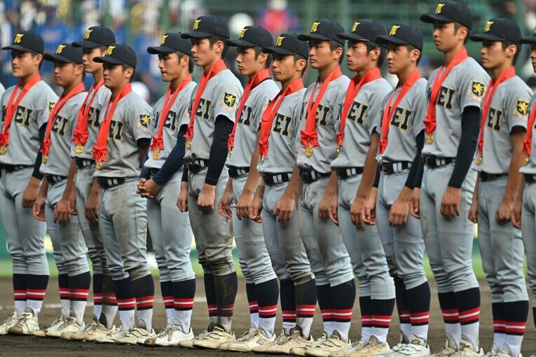 抜群のチーム力で頂点に立ち、優勝旗の「白河越え」という悲願を成就した仙台育英の選手たち　©Hideki Sugiyama