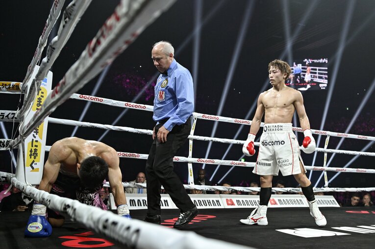 キャンバスに両手をつくキム・イェジュンと、勝利を確信した井上尚弥　©Hiroaki Yamaguchi