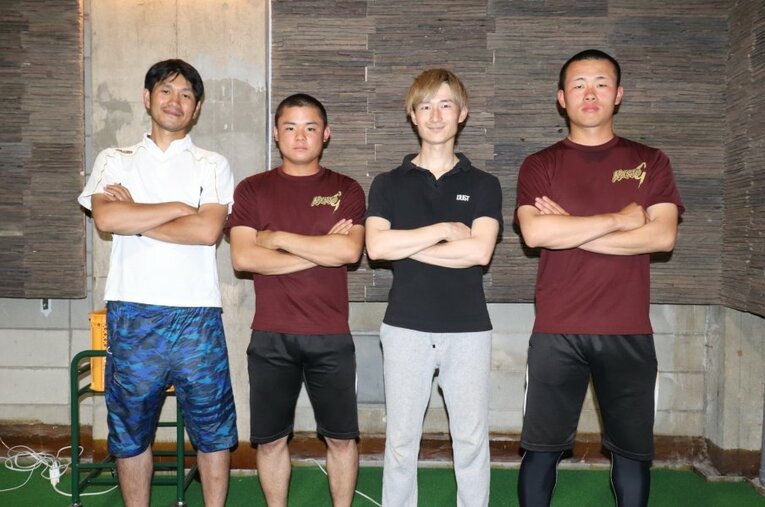 北川トレーナー（左から3番目）のジムに出向く関東学園大附の羽鳥監督と石原、篠原両投手 ／ photograph by Yu Takagi