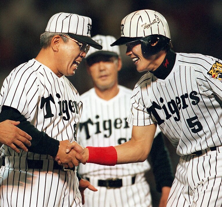 阪神時代の新庄剛志とガッチリ握手する野村監督　©︎Asahi Shimbun