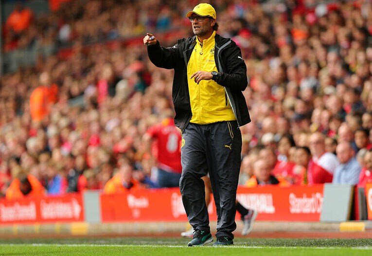 2014年、リバプールとの親善試合で指揮を執るドルトムント時代のクロップ監督　©Getty Images