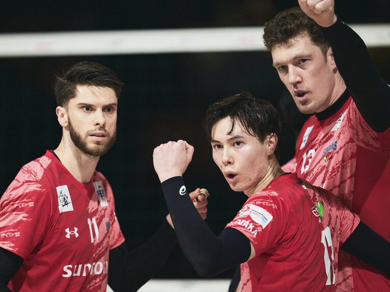 （左から）アレクサンデル・シリフカ、高橋藍、ドミトリー・ムセルスキー　©︎Yuki Suenaga