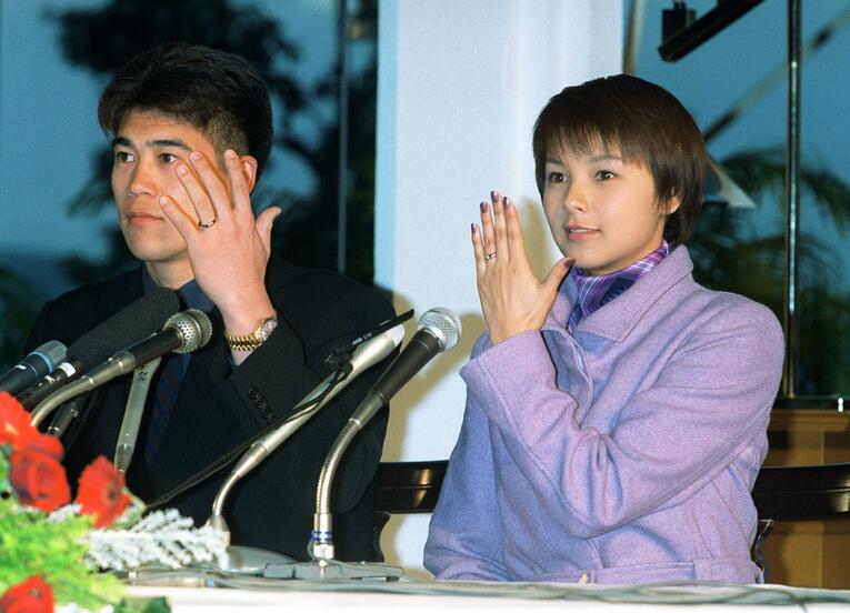 2000年、美しきタレントとの結婚会見の様子　©JIJI PRESS