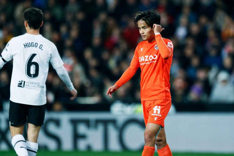 〈久保建英ソシエダ月間MVP〉敵地で憎まれるのは名が知れた証拠だが…「クボへの徹底マーク」と“1枚も撮れなかったシーン”とは(27)