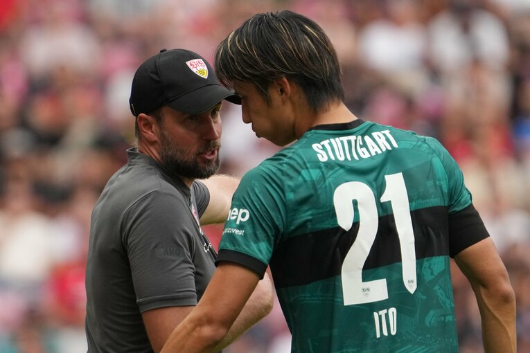 ヘーネス監督と伊藤　©Masashi Hara/Getty Images