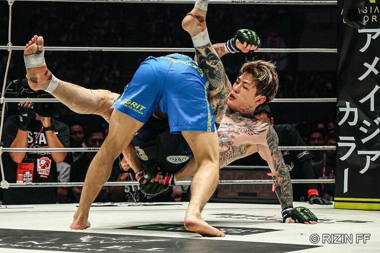 『超RIZIN.5』平本蓮vs.カルシャガ・ダウトベック　©RIZIN FF