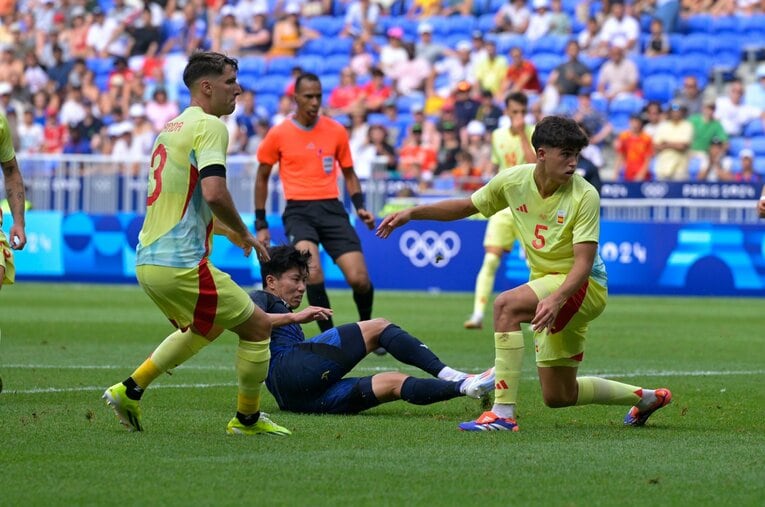 藤田からのパスを細谷が受けた「相手背負ってるのにオフサイド」の一部始終（全20枚中の10枚目）©Koki Nagahama/JMPA