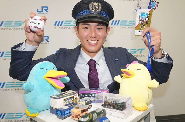 今年のドラフト会議。阪神から5位指名を受けたJR西日本の石黒佑弥投手。現役駅員として働いていた ／ photograph by Sankei Shimbun