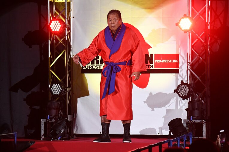 『炎のファイター』が鳴り響くなか、赤いガウンをまとって入場する藤波辰爾